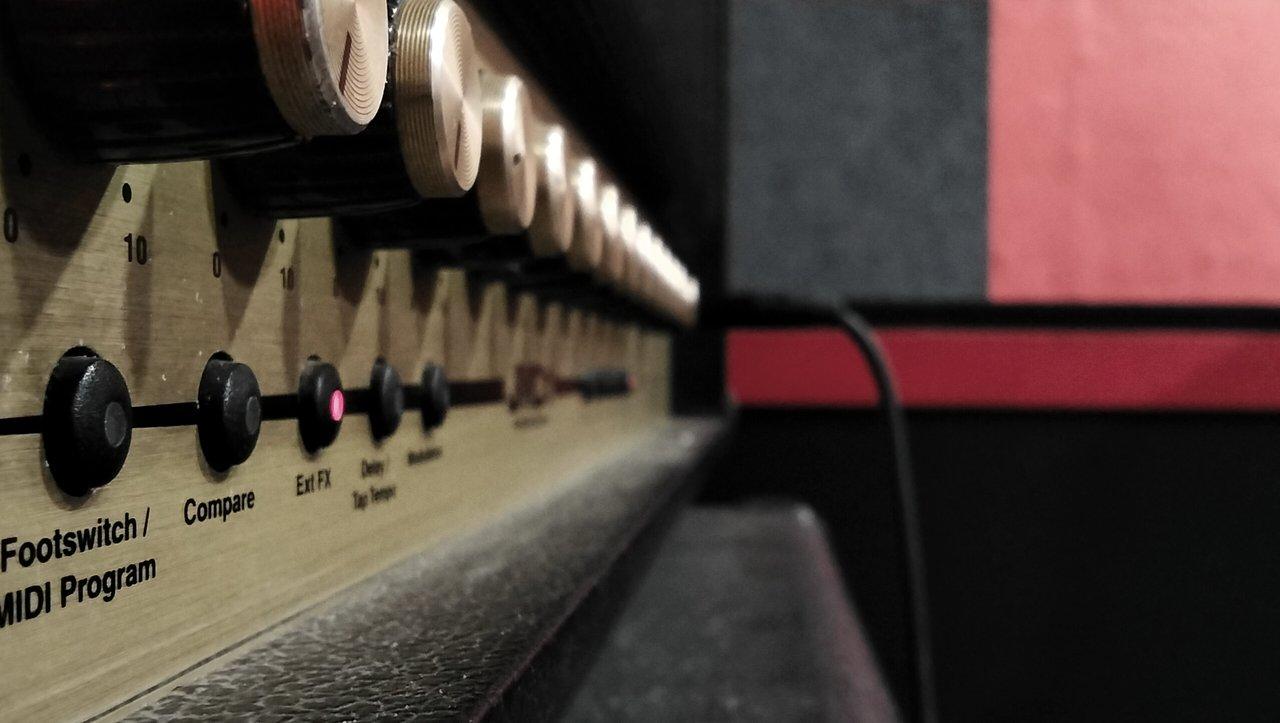Panneau de contrôle d'un ampli guitare avec boucle d'effets, essentiel pour une connexion sans perte de signal.