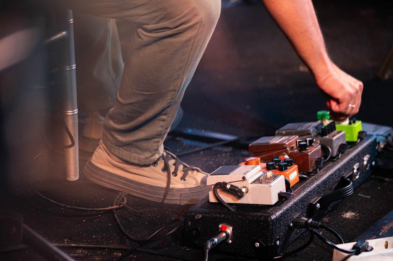 Pédales de modulation pour guitare live : phaser, chorus et flanger côte à côte sur un pedalboard en concert.