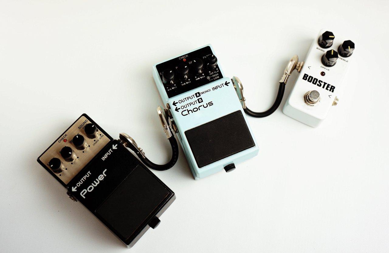 Pédalier multi-effets compact pour guitare électrique lors d'une performance en scène.