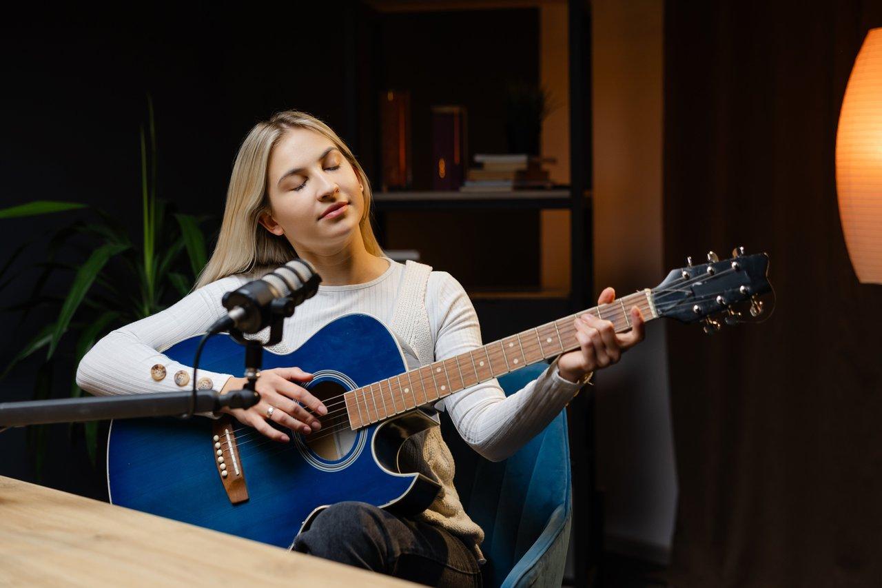 Positionnement en technique XY de microphones stéréo pour guitare acoustique, idéal pour une captation de qualité à petit budget.