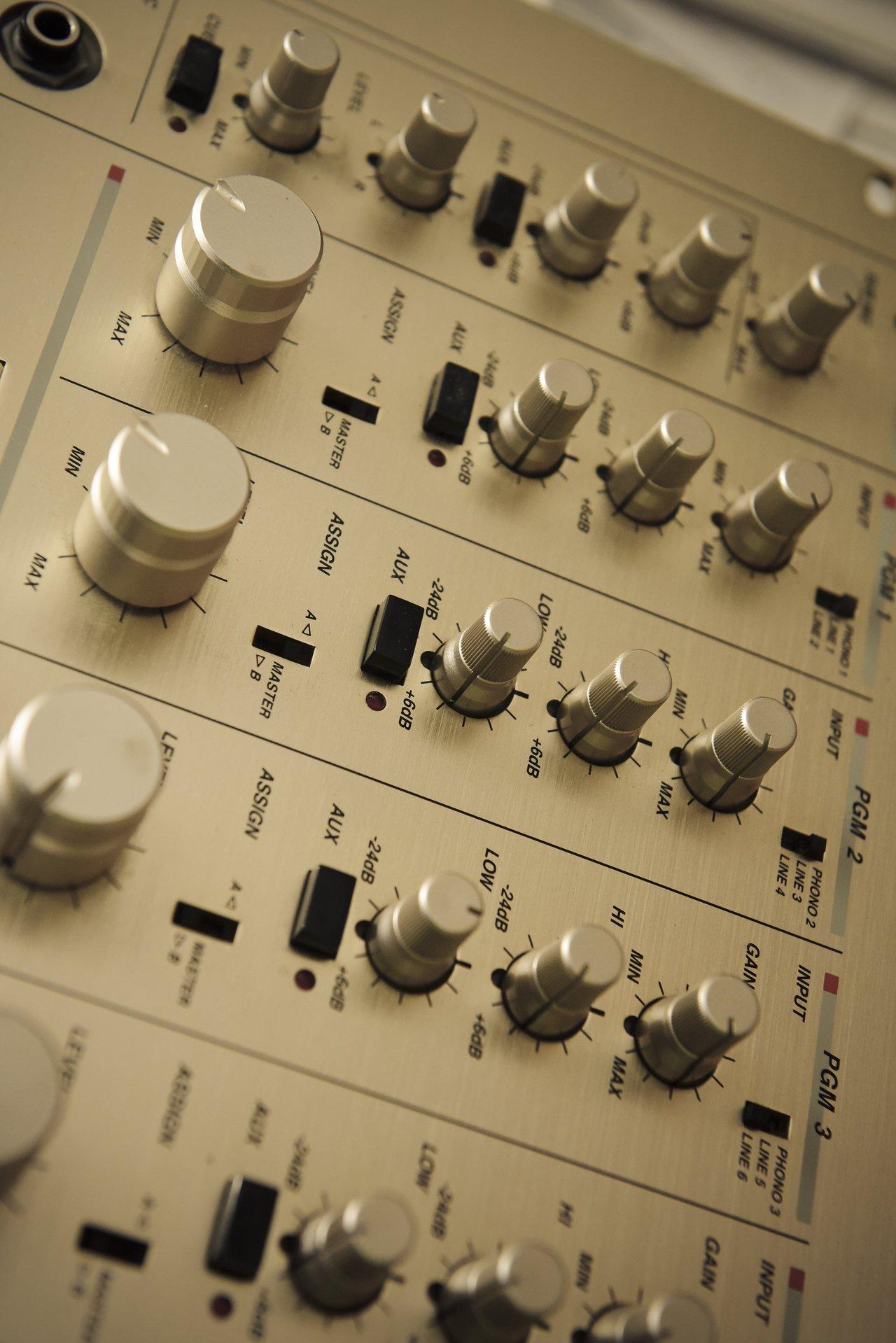 Rack de synthétiseurs analogiques compacts, essentiels pour un home studio moderne et audiophile.