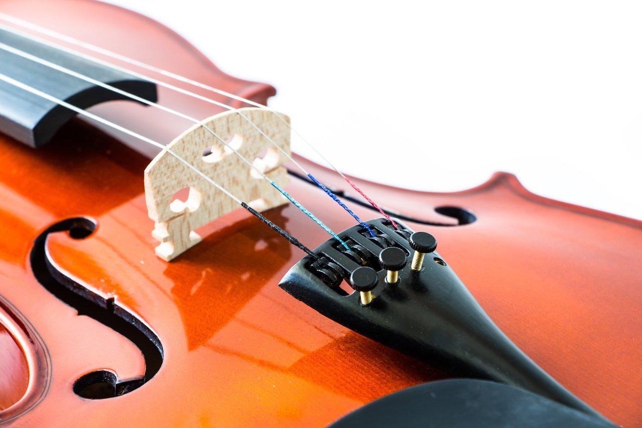 Réglage précis du violin bridge tuning sur un violon 4/4 enfant, essentiel pour une sonorité optimale et sécuritaire.