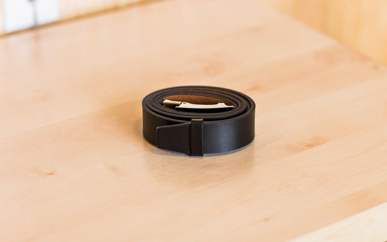 Sangle rembourrée en cuir véritable avec mousse haute densité pour un confort optimal en basse électrique.