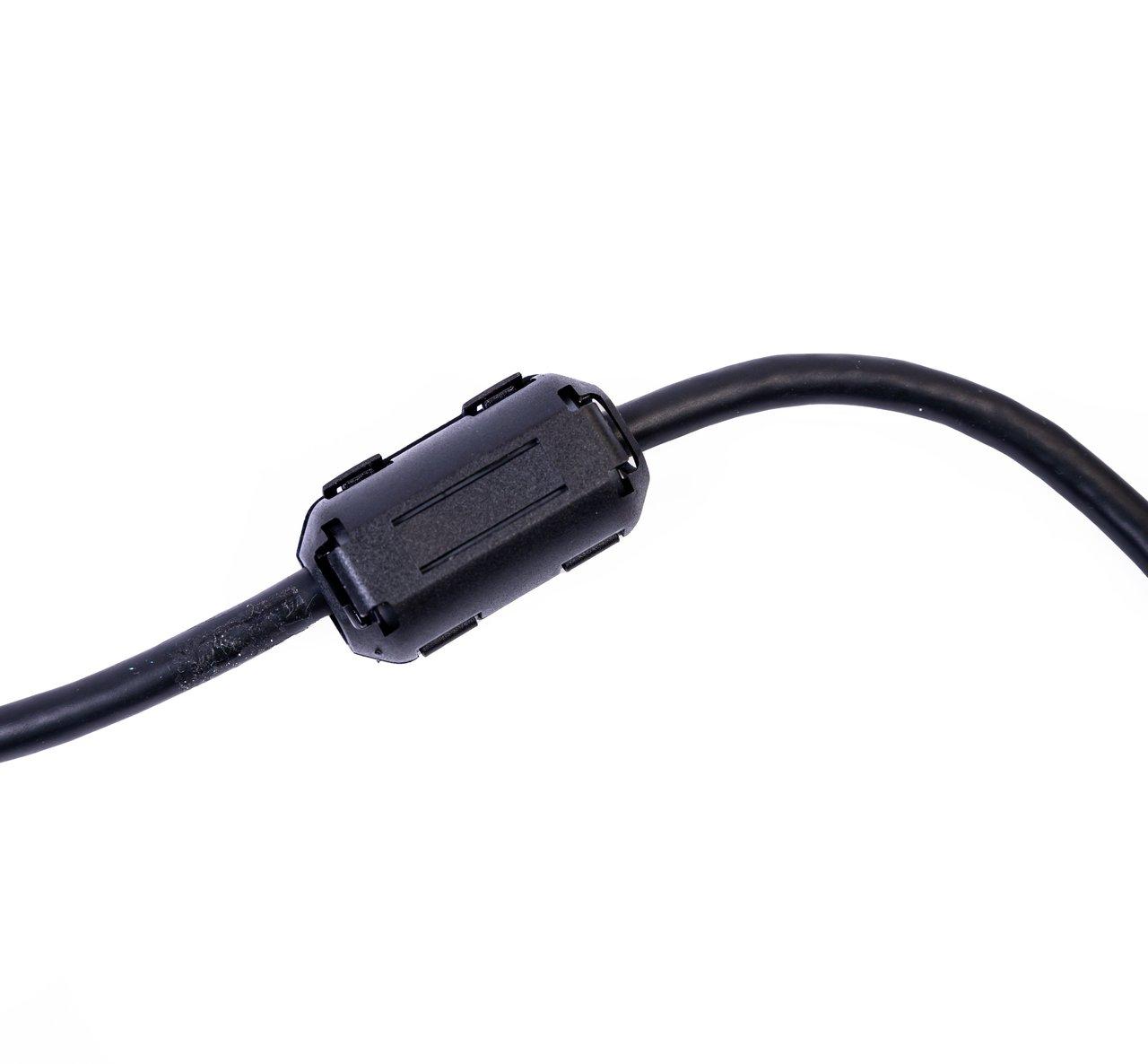 Schéma d'un ground loop isolator illustrant la coupure galvanique pour améliorer l'audio domestique.