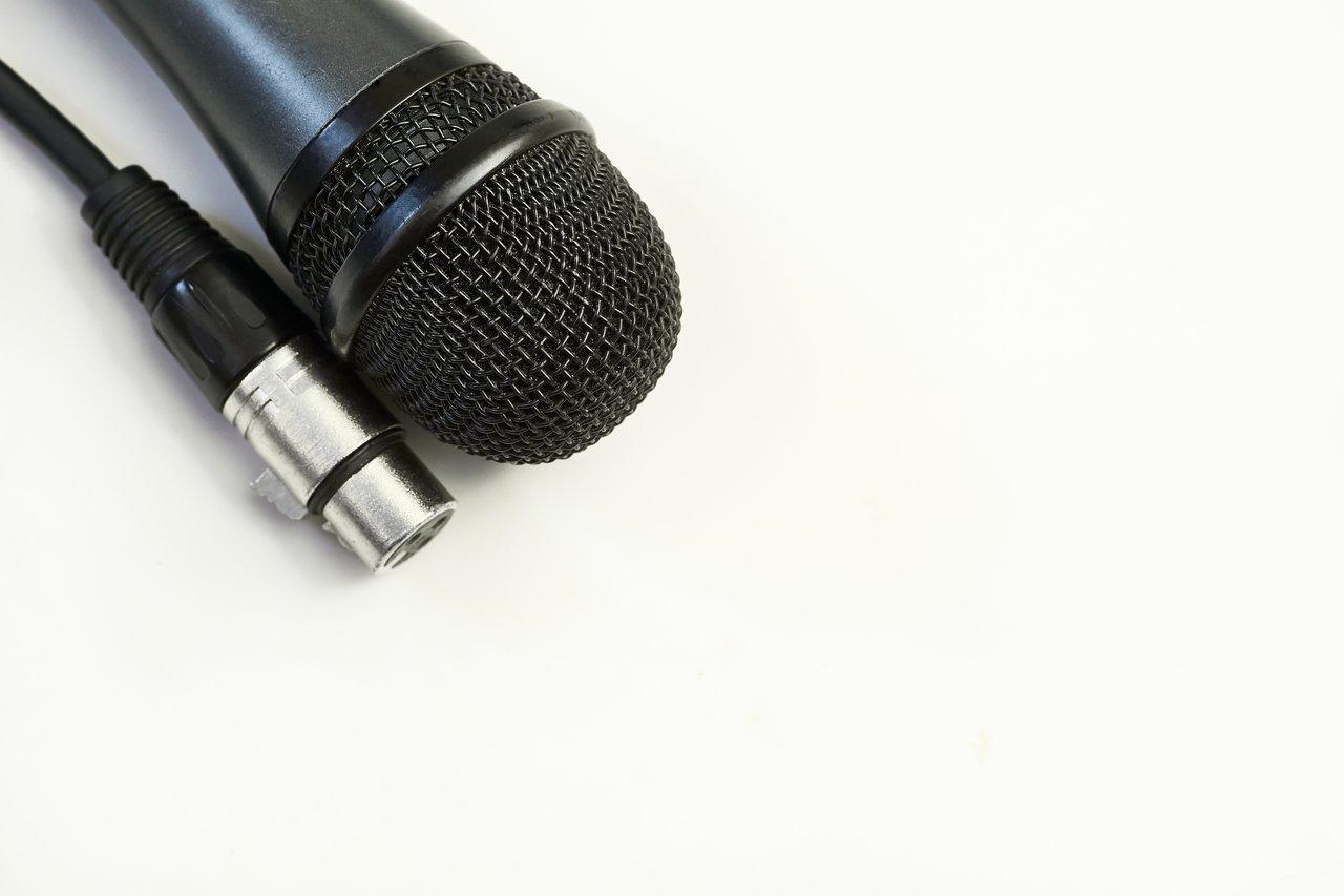 Schéma illustrant la chaîne du signal micro à condensateur avec préampli et interface audio dans un home studio.