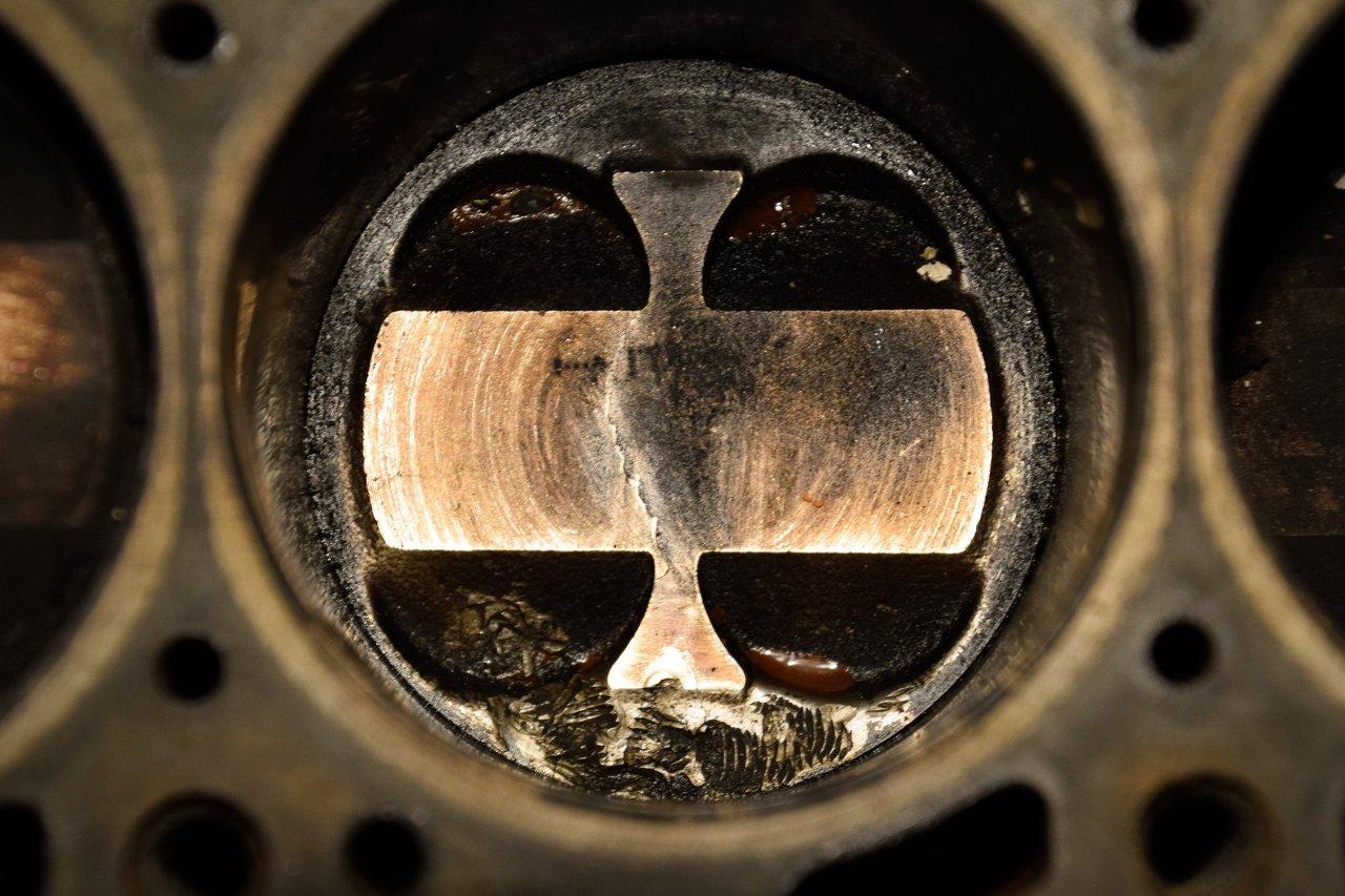 Section transversale d'une cheminée de trompette, illustrant le diamètre et la conicité du tube.