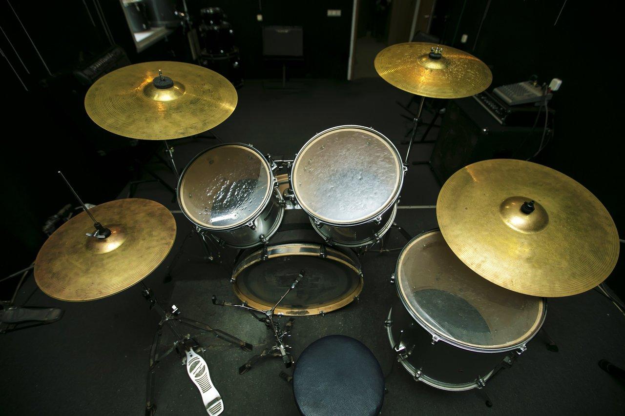 Set de cymbales Zildjian K-Series pour batterie, parfait pour débutants et performances musicales.