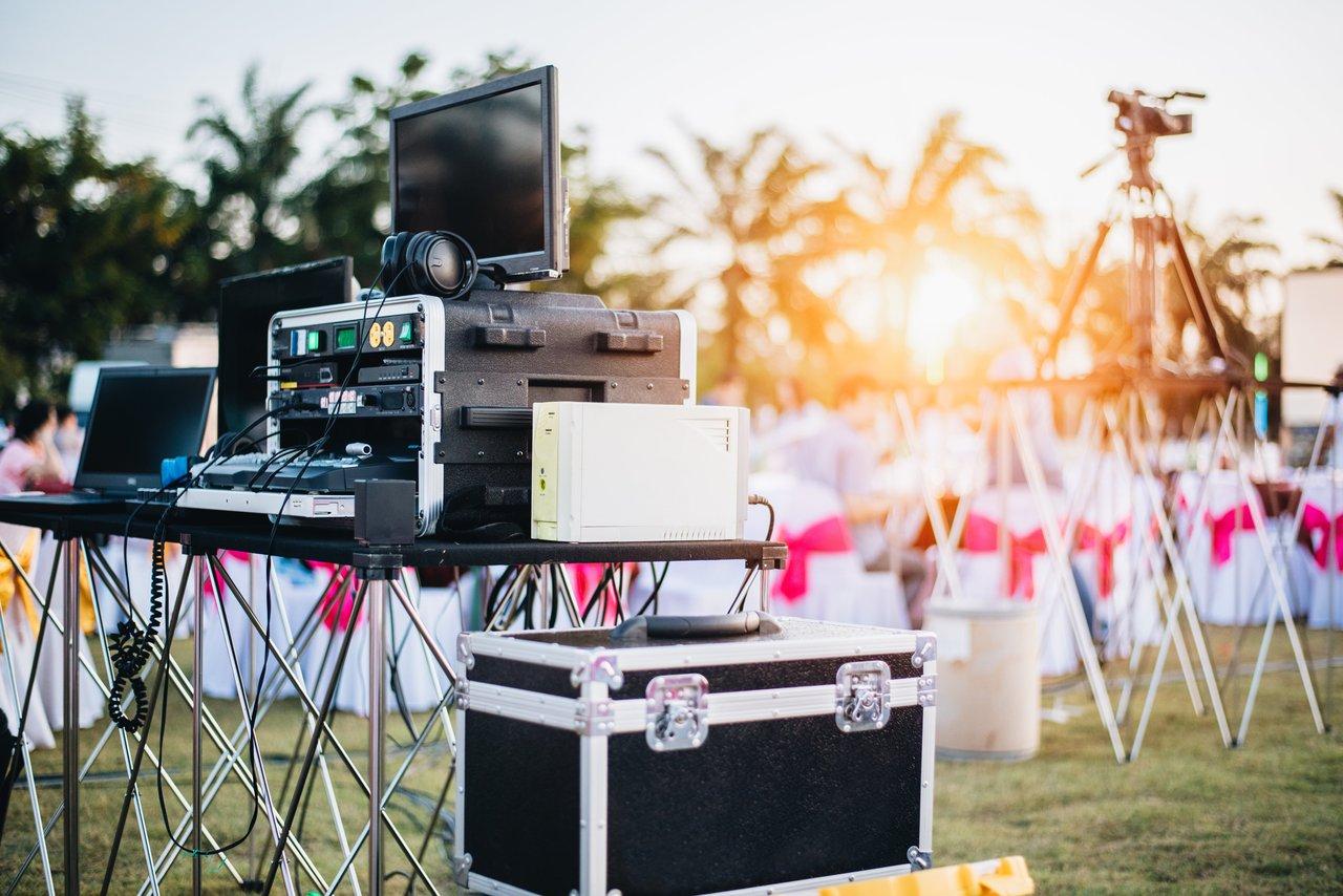 Setup DJ outdoor pour festival, alliant performance sonore et ambiance festive en plein air.