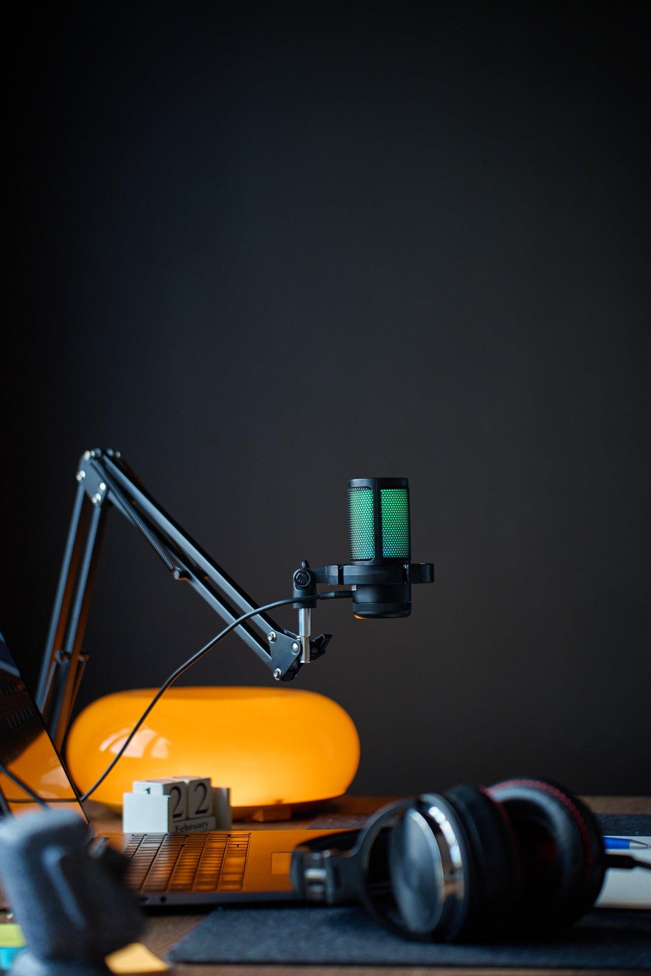Setup microphone portable pour podcast avec l'Audio-Technica AT2020 USB, idéal pour enregistrement nomade.