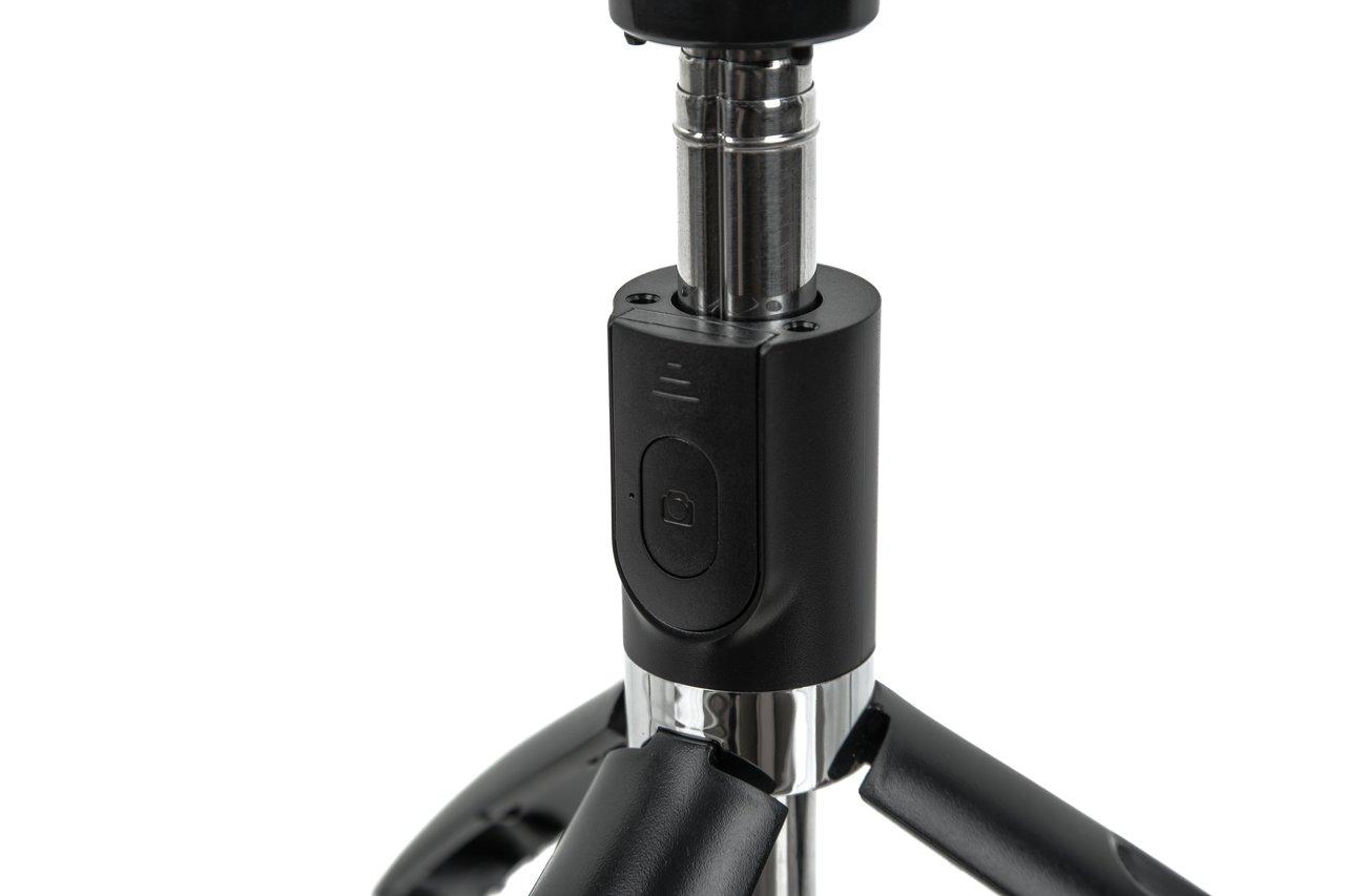 Support d’enceinte en acier avec base tripode large et système de verrouillage pour DJ mobiles.