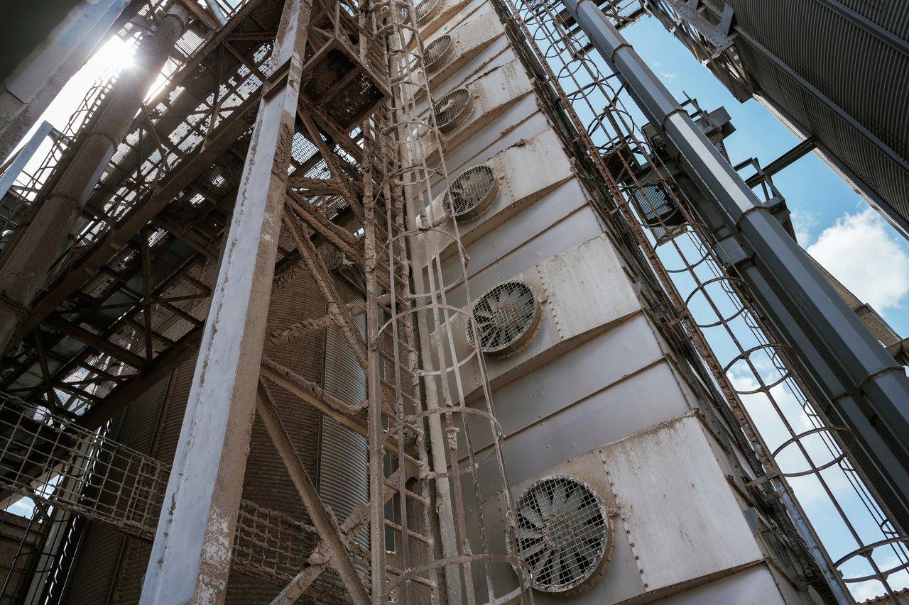 Système d'alimentation outdoor industriel avec UPS, structure métallique et ventilation efficace pour une sécurité optimale.