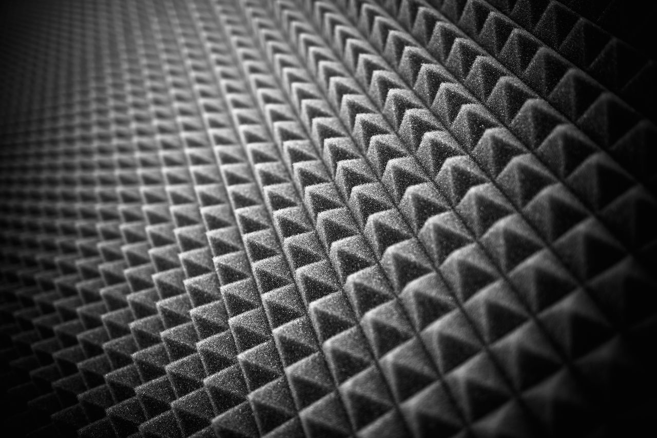 Texture audio abstraite d’une paroi en mousse acoustique, studio insonorisé, motif géométrique anti-bruit.