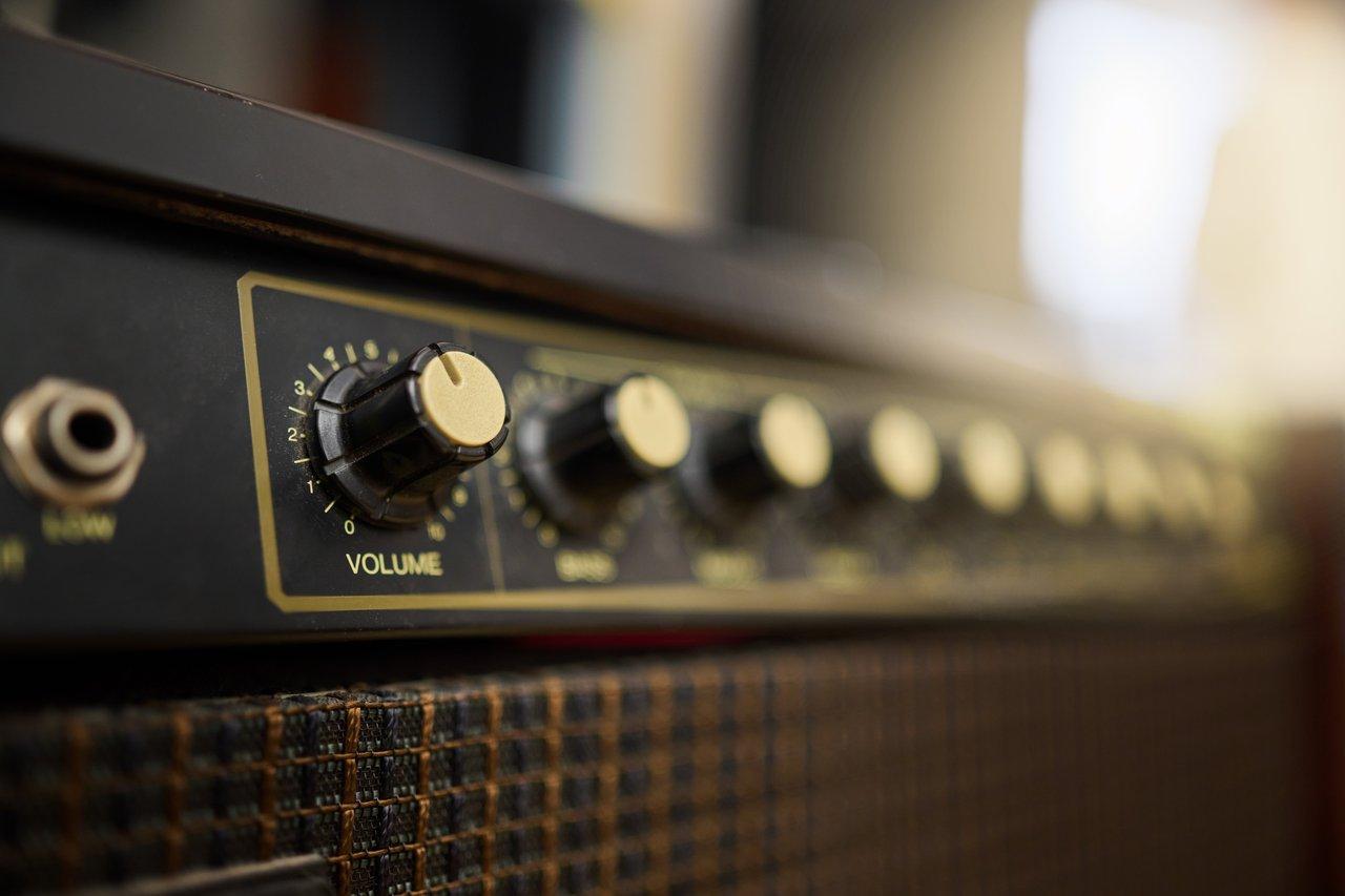 Tube amplifier effects loop noise gate intégré pour réduire le bruit en studio.