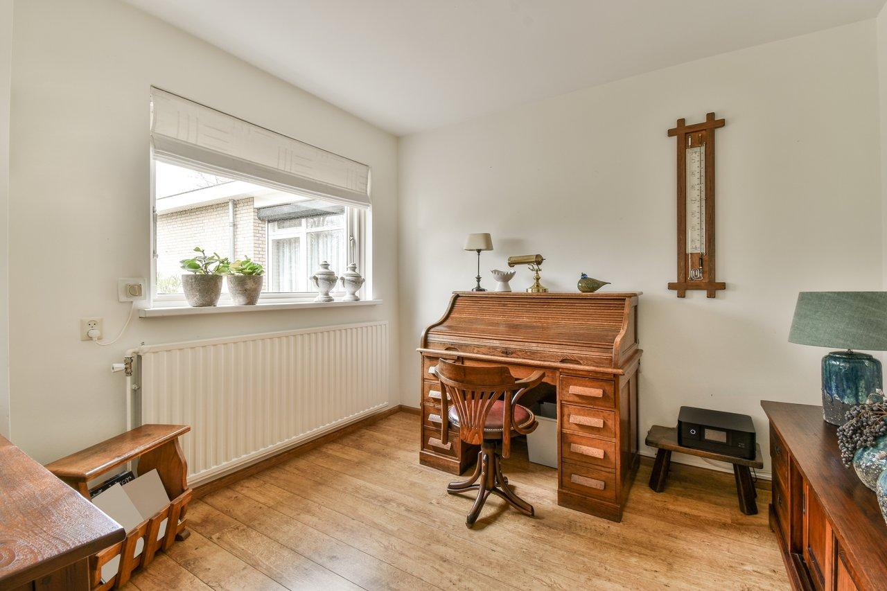 Un coin moderne avec un piano numérique dans un appartement, combinant divertissement musical et confort.