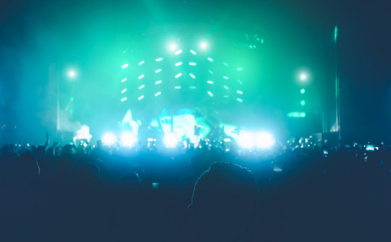 Un live hip-hop concert avec des artistes divers, une atmosphère vibrante et une foule enthousiaste.