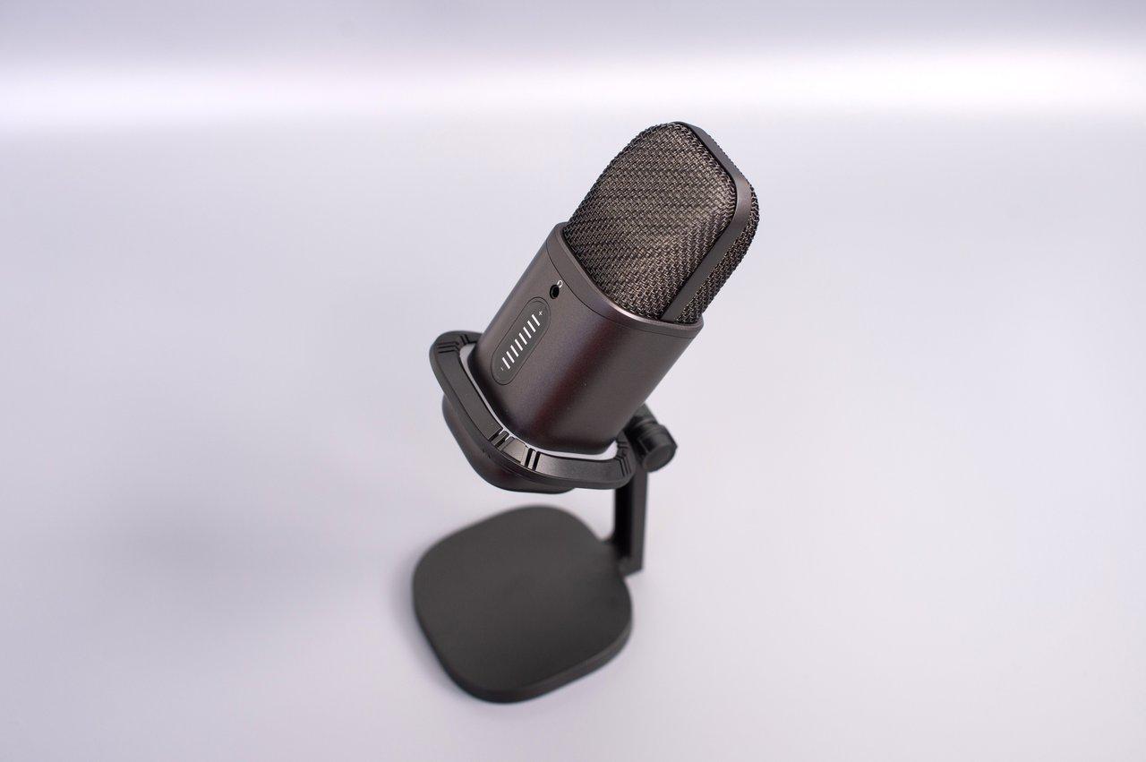 Un microphone à condensateur studio setup idéal pour la voix et la guitare en home studio, avec filtre anti-pop.