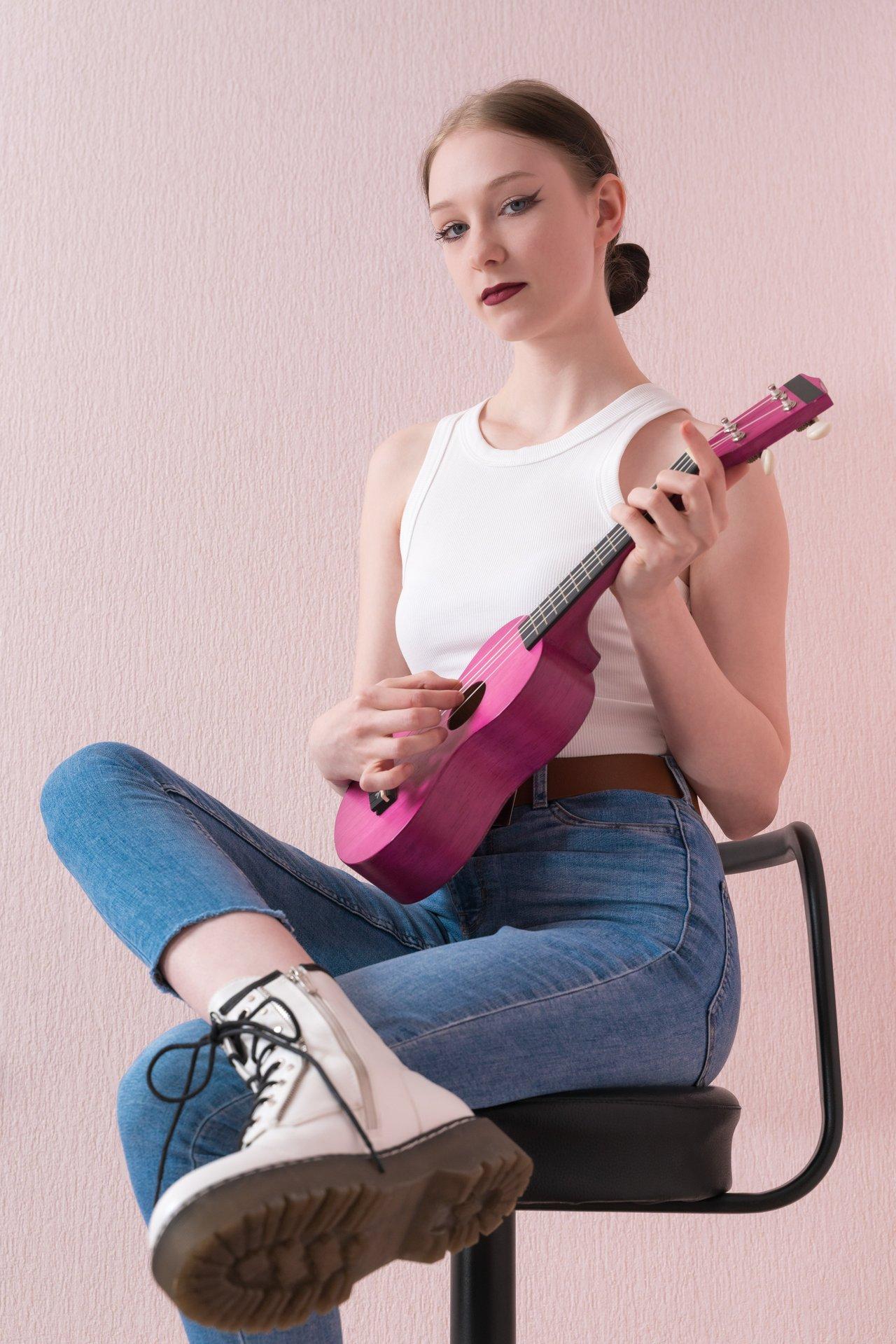 Un musicien avec un concert ukulele pack composé de modèles abordables pour débuter en 2026.