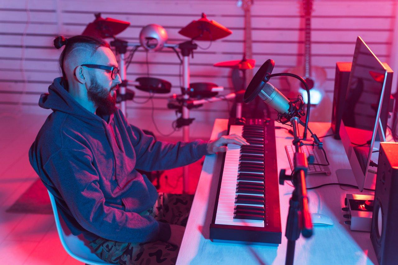 Un musicien français en studio, illustrant la diversité des artistes locaux soutenus sur Spotify en 2026.