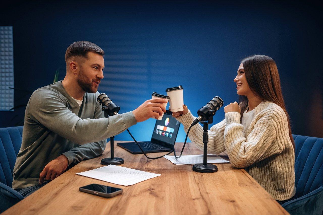 Un setup professionnel podcast duo avec microphones PodMic, console RØDECaster Duo et casques NTH-100.