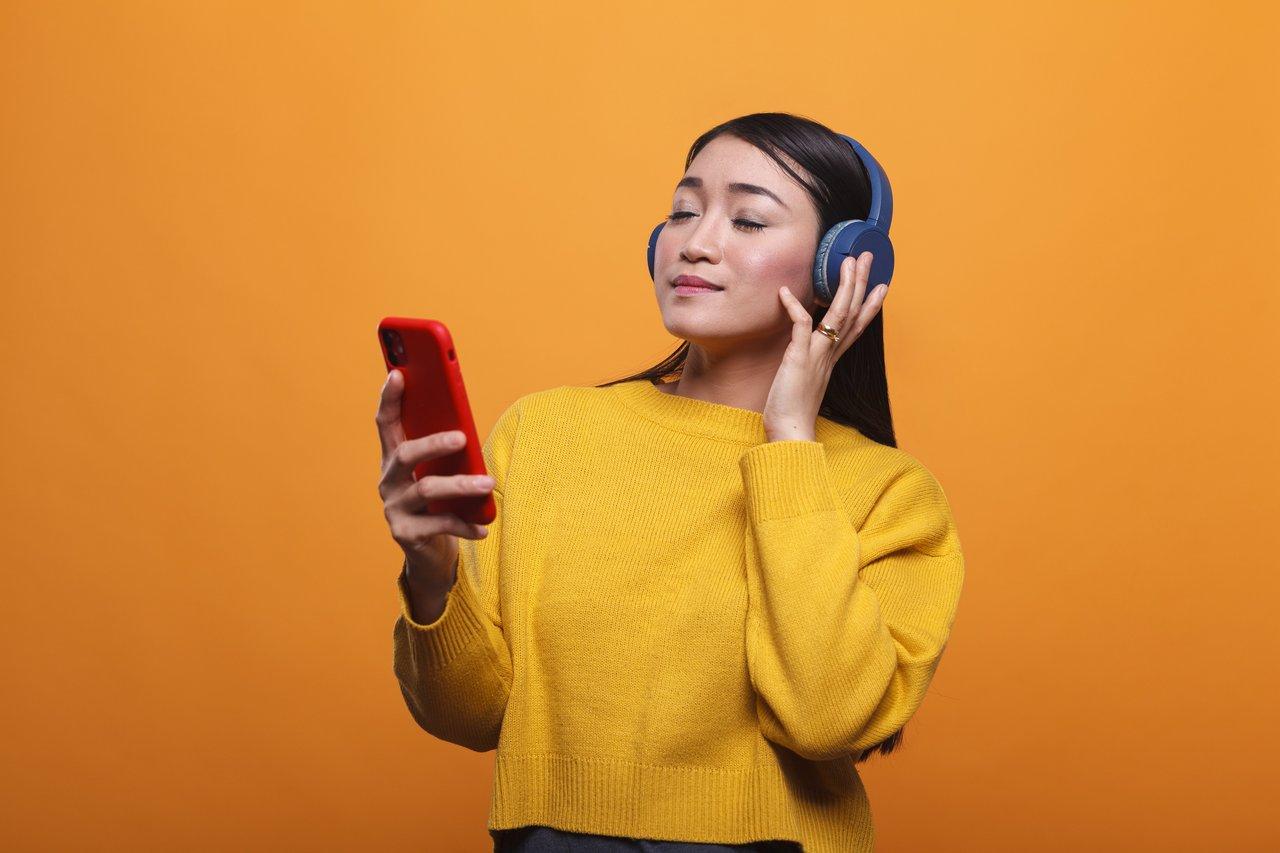 Une application Spotify affichant une playlist personnalisée générée par l'IA, illustrant l'évolution des music apps.