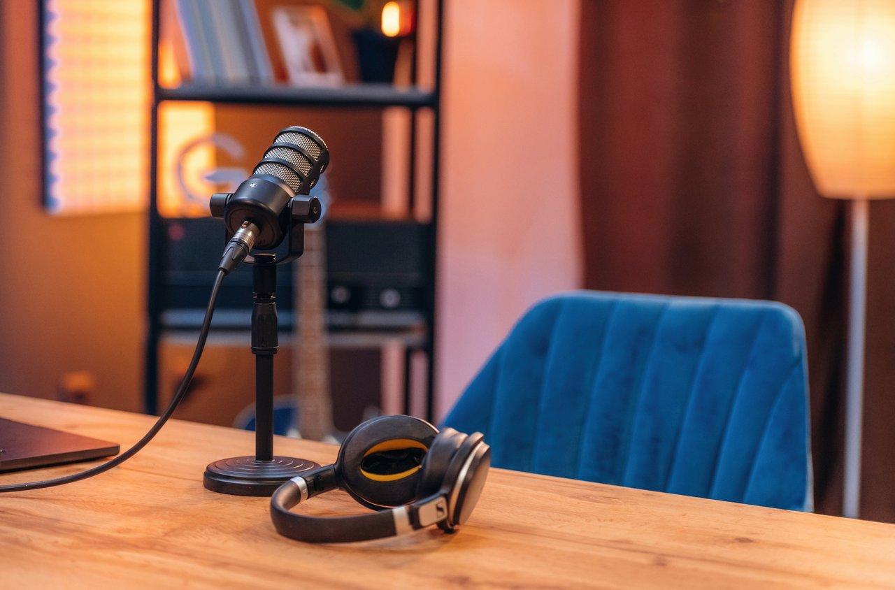 Une configuration de mini home recording studio setup avec microphone, casque et ordinateur sur une table.