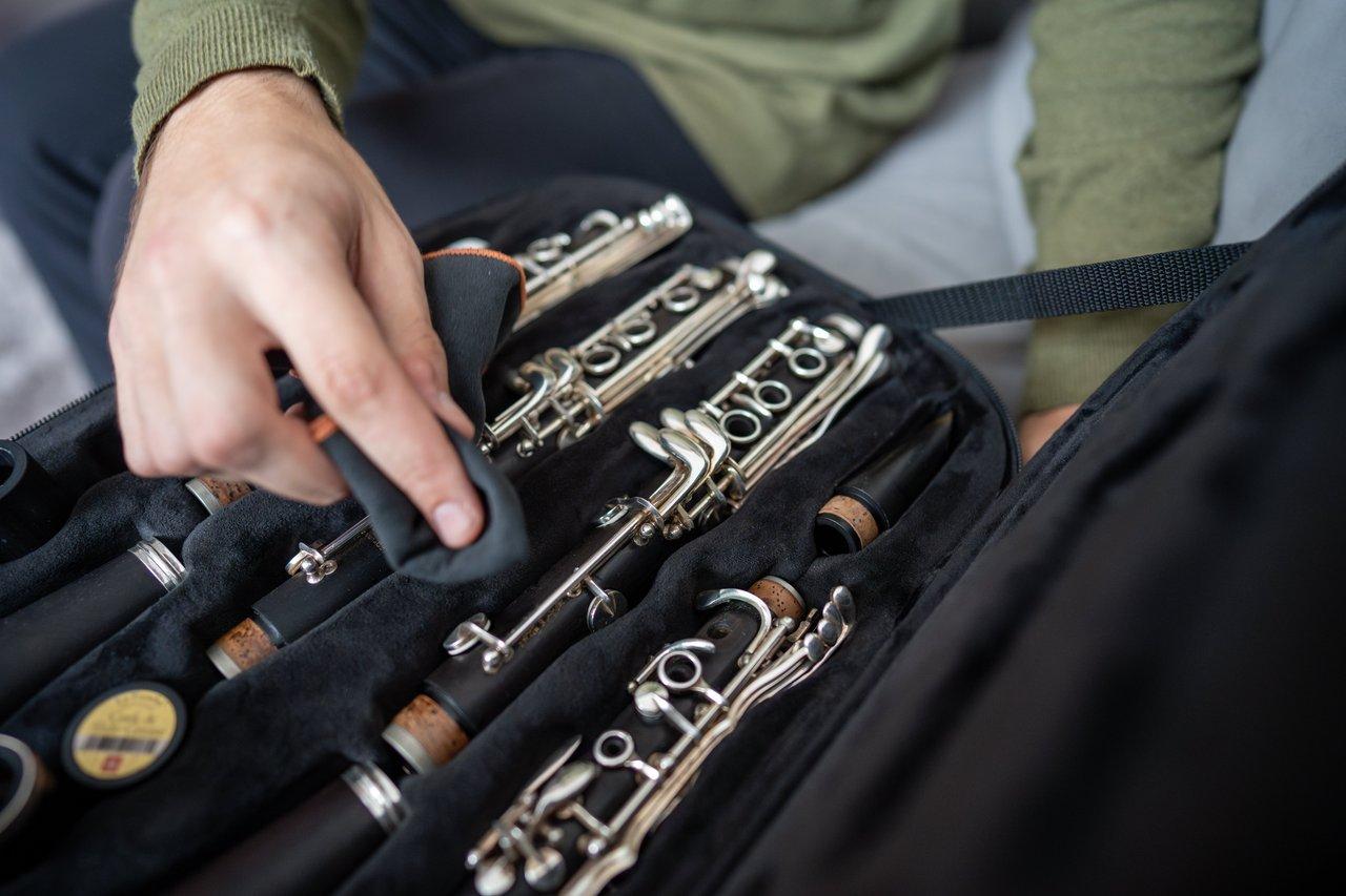 Une flûte traversière sécurisée dans un étui rigide avec bandoulière ergonomique pour une protection optimale lors des transports quotidiens.