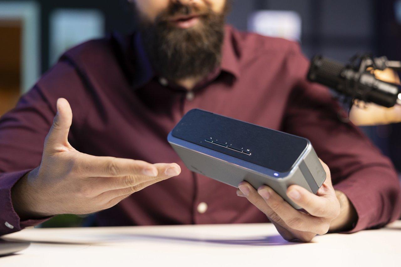 Une installation de portable sound system classroom avec enceinte à roulettes et micro sans fil dans un atelier scolaire lumineux.
