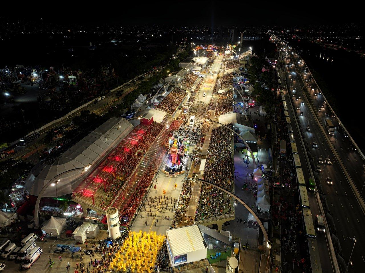 Une parade de carnaval colorée dans les rues de Bordeaux, symbole d'innovation urbaine et de festivités.