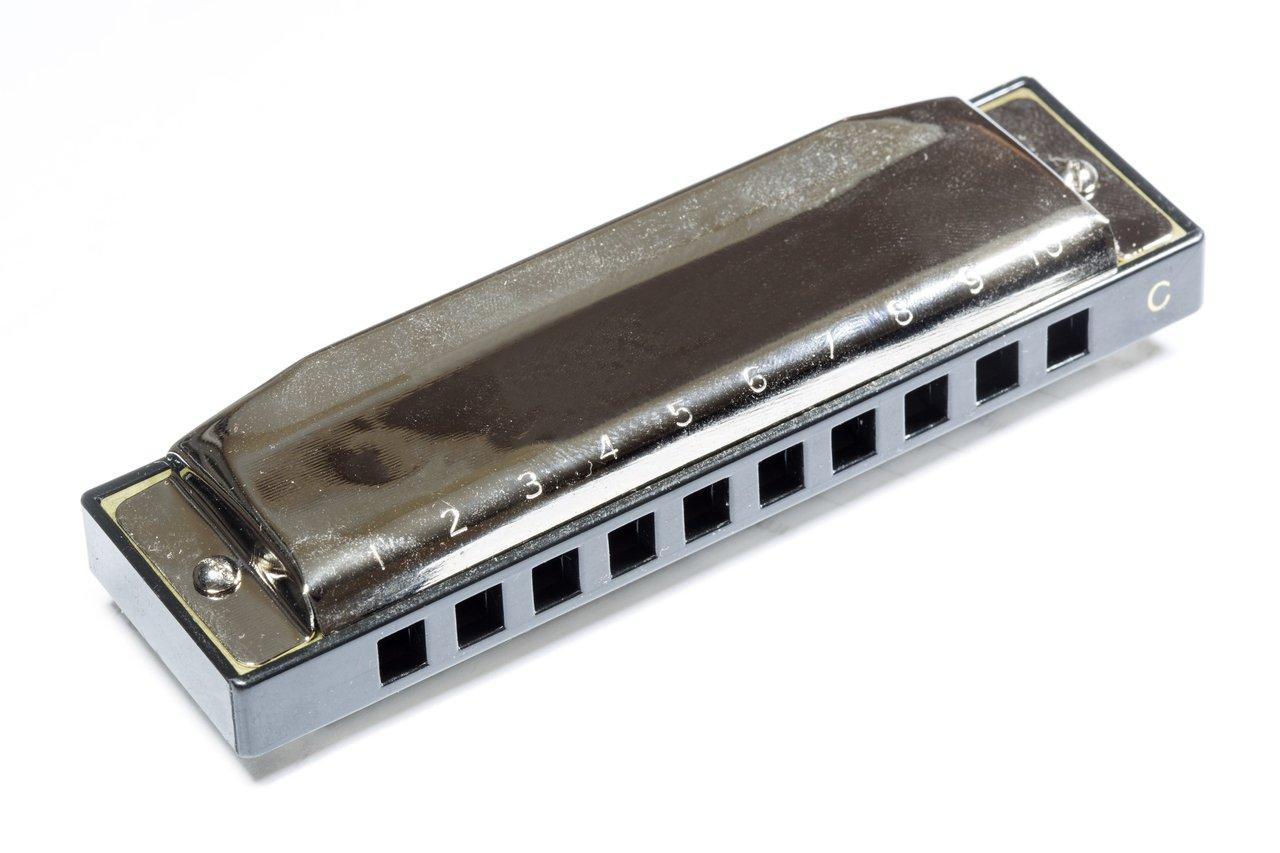 Une sélection de diatonic harmonicas en Do de différentes marques posés sur une table, idéale pour débuter dans le blues.