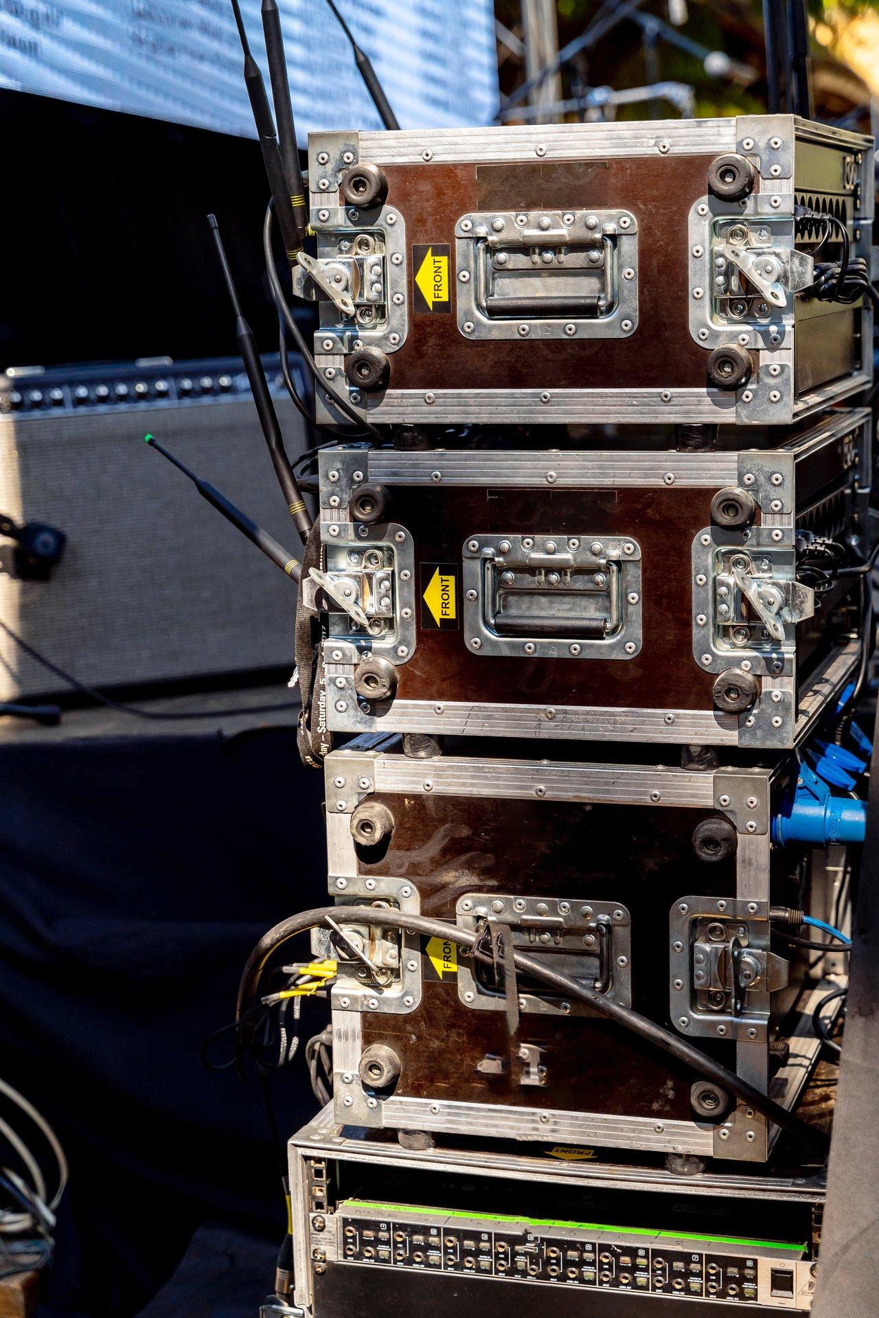 Vue intérieure d'un 19 inch rack flight-case avec capots amovibles, illustrant la profondeur et la sécurité du stockage.
