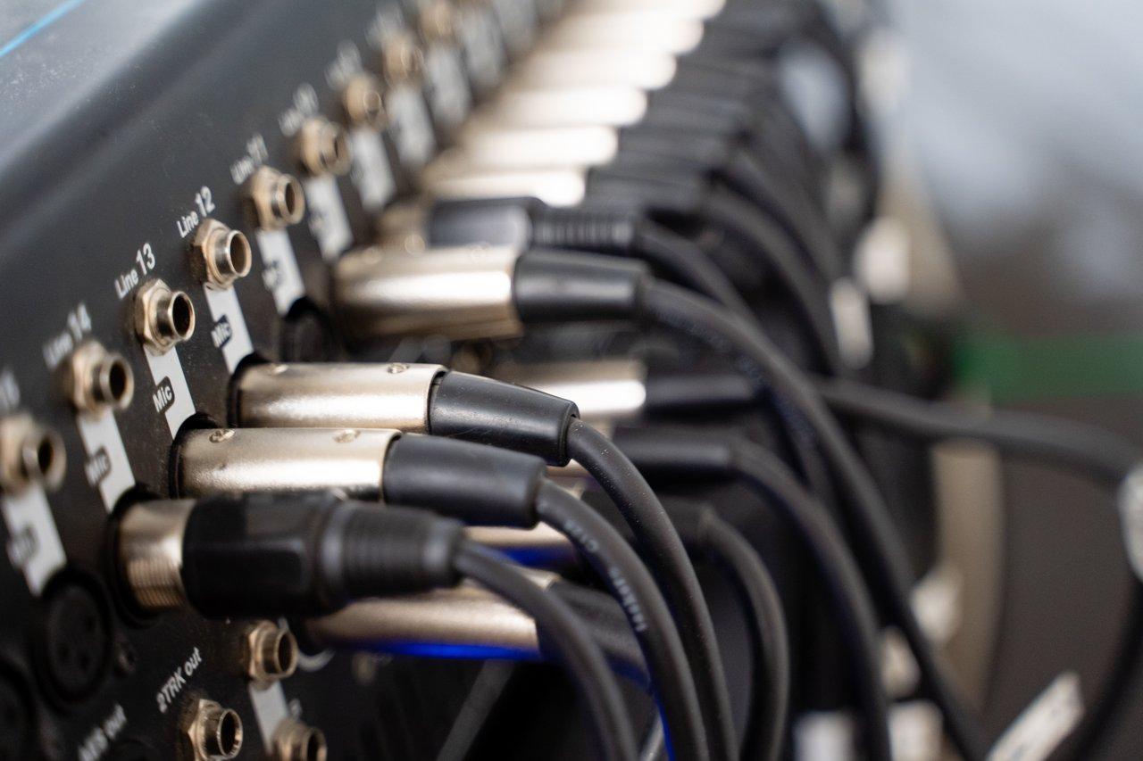 Vue rapprochée d’un audio multicore cable organisé dans un studio DIY, facilitant la gestion des connexions sonores.