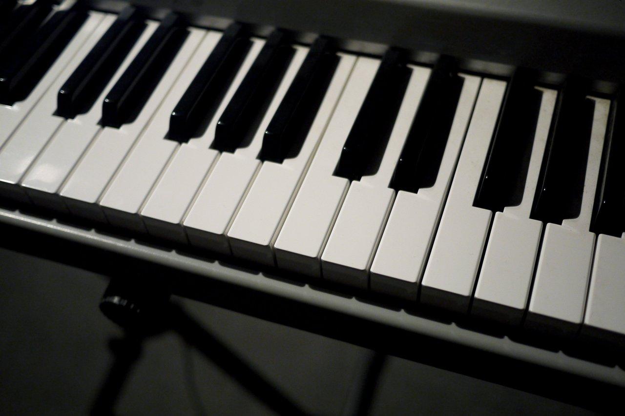 Zoom sur la comparaison rapprochée du clavier numérique, mettant en évidence les touches et commandes des instruments.